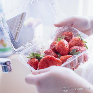 Помыть клубнику