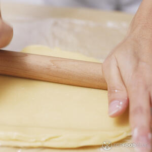 Раскатайте тесто