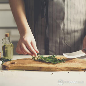 Нарезать розмарин