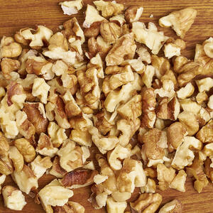 Нарезать грецкие орехи