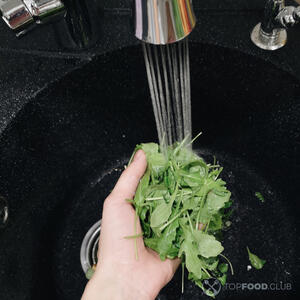 Мыть зелень