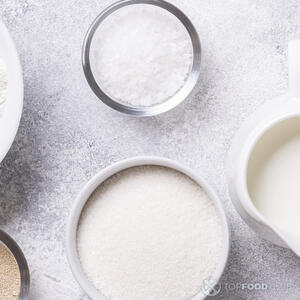 всыпать сахар и соль