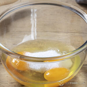 Взбить яйца с сахаром