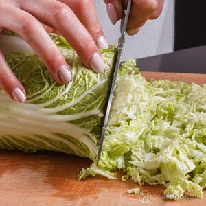 пекинскую капусту нашинкуйте тонко