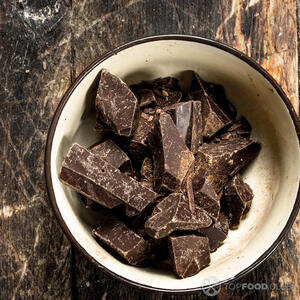 Шоколад поломайте на кусочки