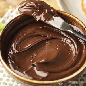 На середину каждого блина выкладываем ложкой шоколадную пасту