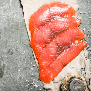 Семгу нарежьте на тонкие ломтики