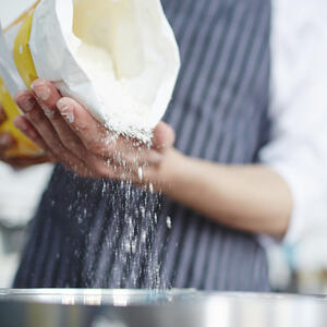 Насыпать муку