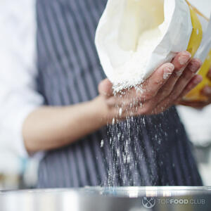 насыпать муку