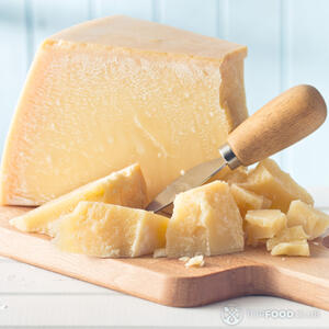 Сыр пармезан нарежьте мелкими кубиками.