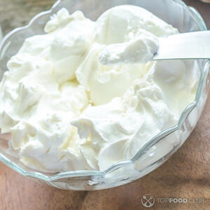 В миску выложите сливочный сыр