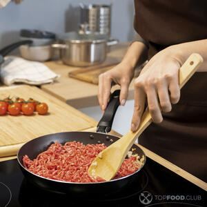 Добавьте фарш