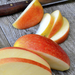 Резать яблоко