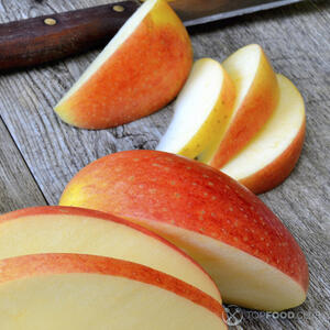 Нарезать яблоко