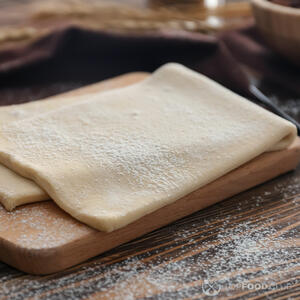 Раскатайте слоеное тесто