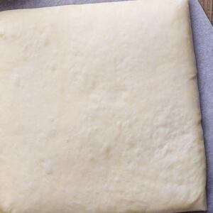 Замороженное готовое слоеное тесто выложите из холодильника за 1 час до начала приготовления, чтобы оно стало мягче