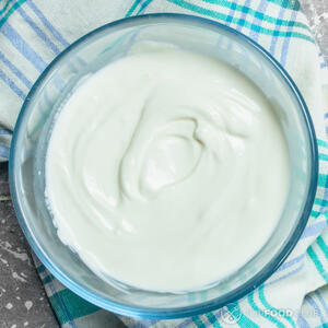 Добавляем сметану.