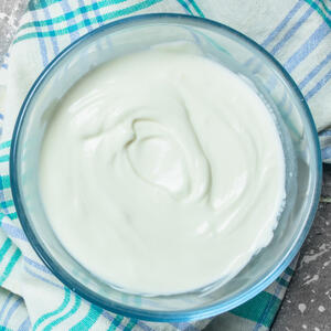 Смешанная творожная масса в глубокой тарелке