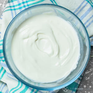 добавьте сметану