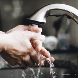 смачиваем руки