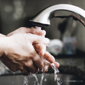 смачиваем руки