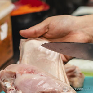 снять кожу с курицы