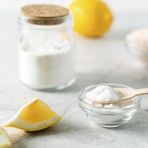 добавьте в теплый айран соду