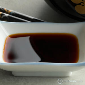 добавить соевый соус