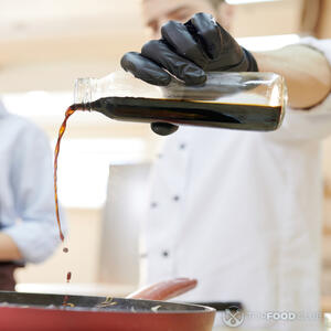 Налить соевый соус