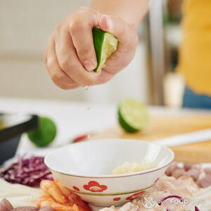 полить соком