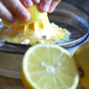 Выдавите сок лимона