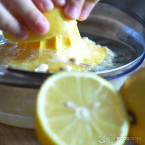 Выдавить лимонный сок