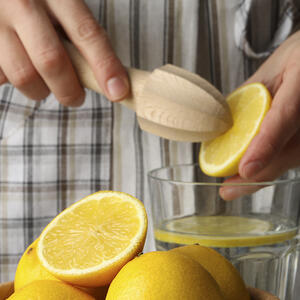 выжмите в чашку лимонный сок из одной половинки.