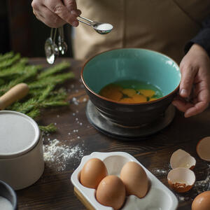 В миску вбить яйцо, добавить соль