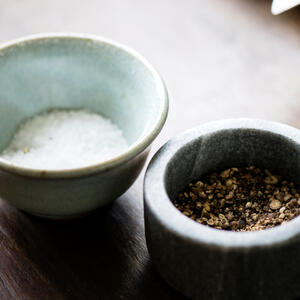 Добавьте соль и специи