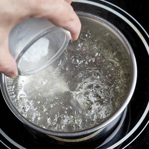 Солить воду