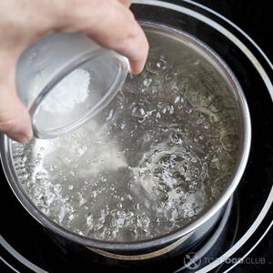 Вскипятите в кастрюле подсоленную воду