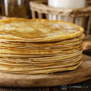 Готовые блины выкладываем стопкой на плоскую тарелку