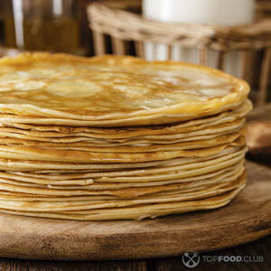 Выложите блины на тарелки и подавайте горячими или теплыми.