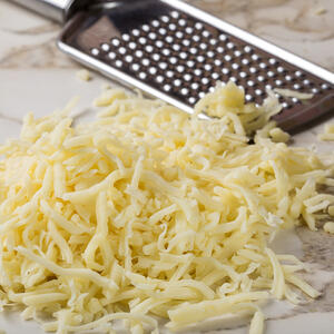 Сыр натрите на крупной терке в большую миску.