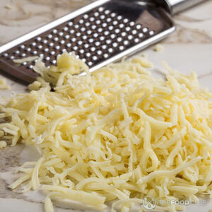 Сыр сулугуни натрите на мелкой терке