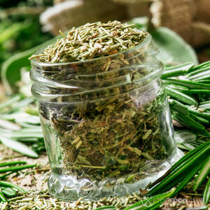 Насыпаем сушеный розмарин