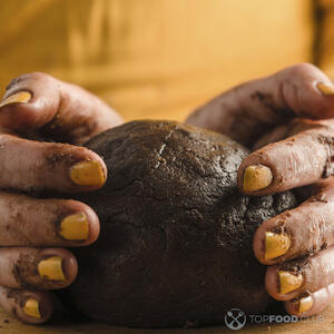 Разомните полученную массу руками, скатайте в шар