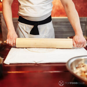 Раскатайте тесто