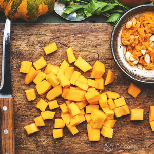 Разрежьте тыкву на кусочки среднего размера