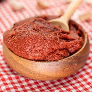 Добавьте томатную пасту