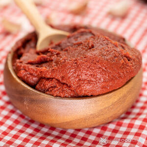 Добавить томатную пасту