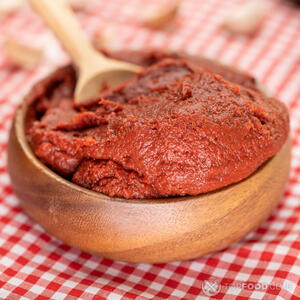 Добавить томатную пасту