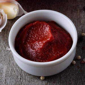 Добавить томатную пасту