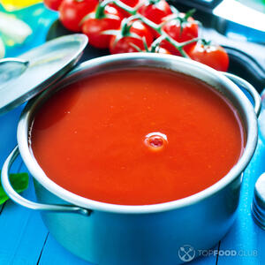 Добавить томатное пюре